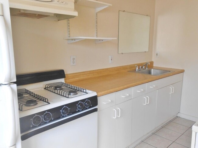 Kitchen - 615 E Knox Dr