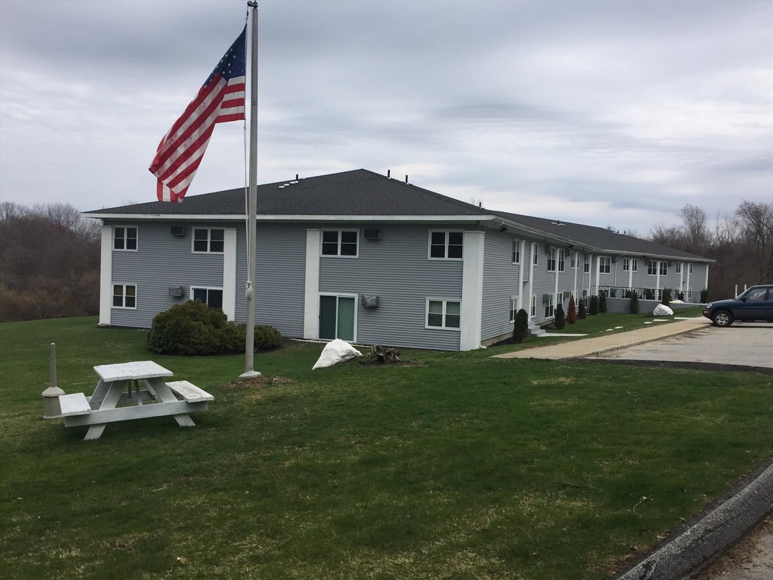Primary Photo - Country Manor Apartments