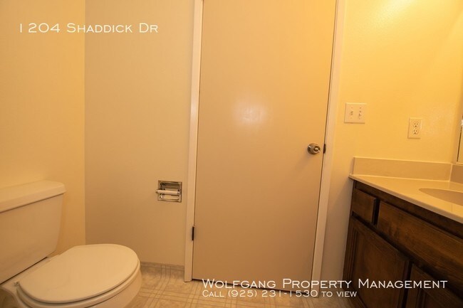 Building Photo - 1204 Shaddick Dr