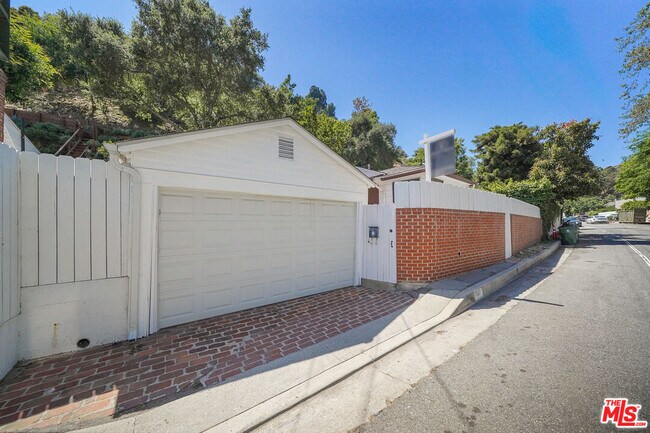 Foto del edificio - 881 N Beverly Glen Blvd