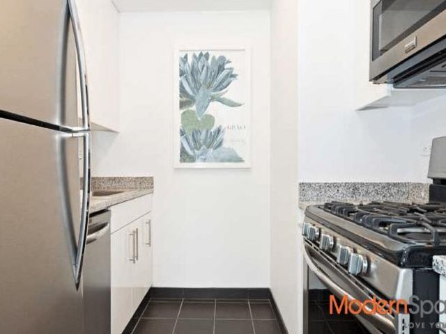 Building Photo - 305 W 37th St