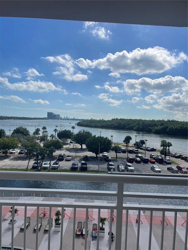 Foto del edificio - 400 Kings Point Dr