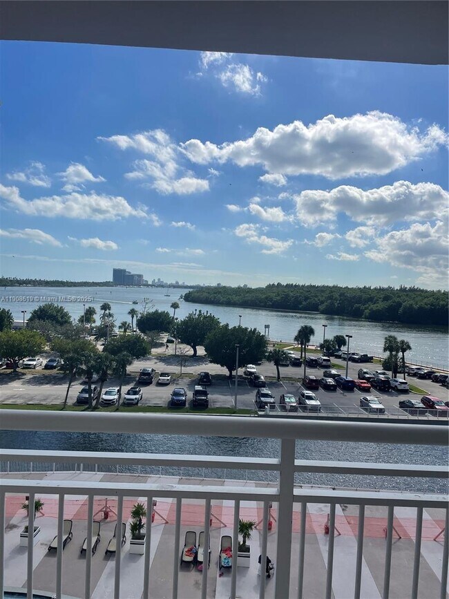 Building Photo - 400 Kings Point Dr