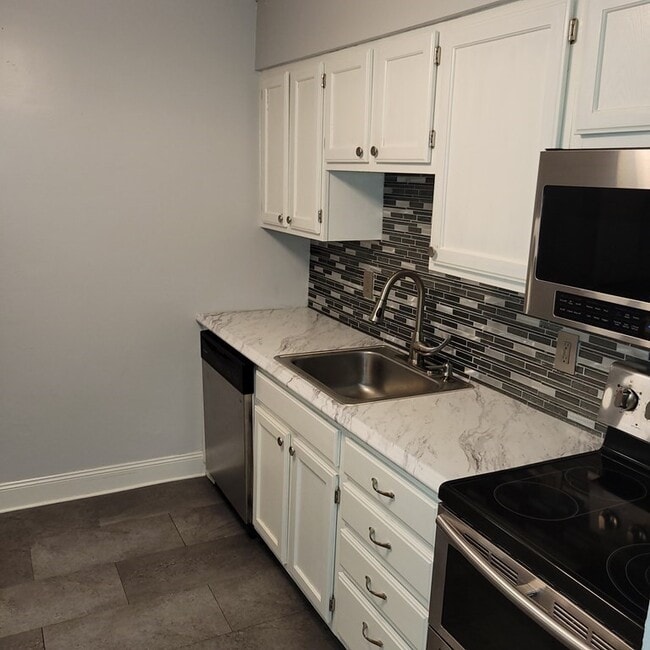 Building Photo - 4 Raintree Cir