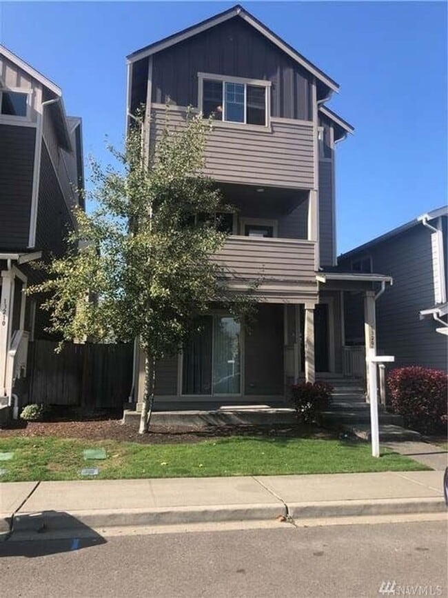 Building Photo - 4 bed with separated living area