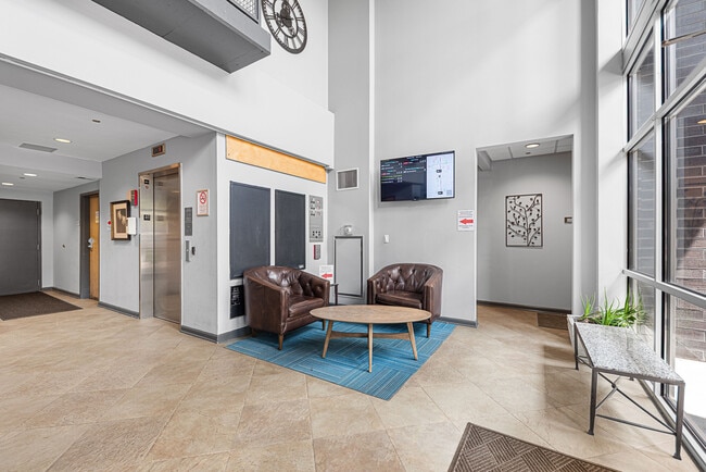 lobby - 1122 W Catalpa Ave