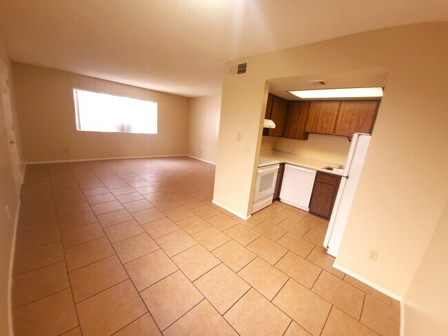 Building Photo - EXCELLENT VALUE IN TEMPE!