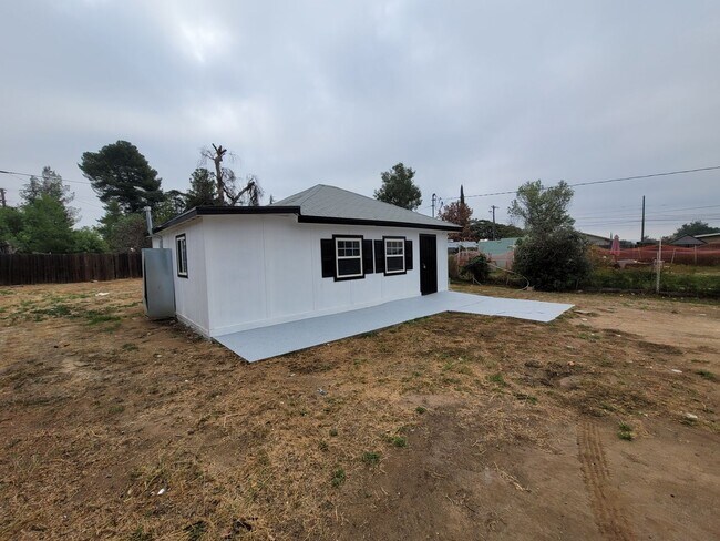 Building Photo - Single-Story 1-Bedroom House Available in ...
