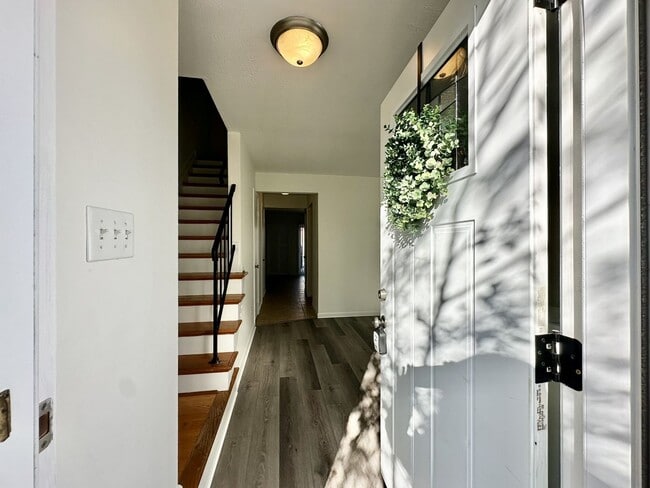 Foto del edificio - Updated & READY NOW!! A 3-Bedroom Great Neck Home! Excellent Schools! All Appliances Convey!