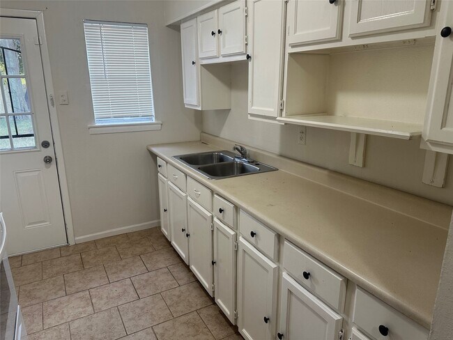 Foto del edificio - 9301 Chesterfield Dr