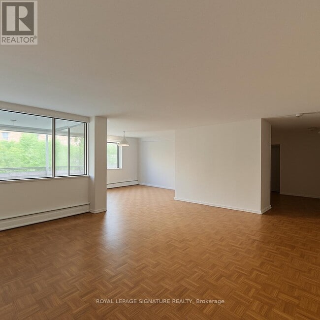 Building Photo - 9-609 Deer Park Crescent