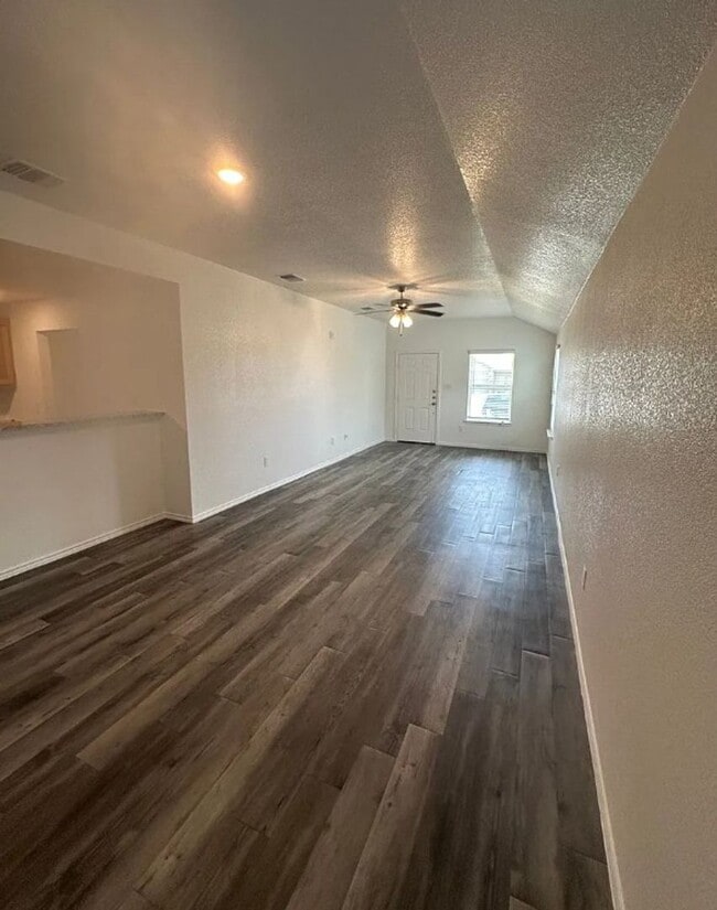 Building Photo - AVAILABLE NOW! (SECTION 8 ACCEPTED)