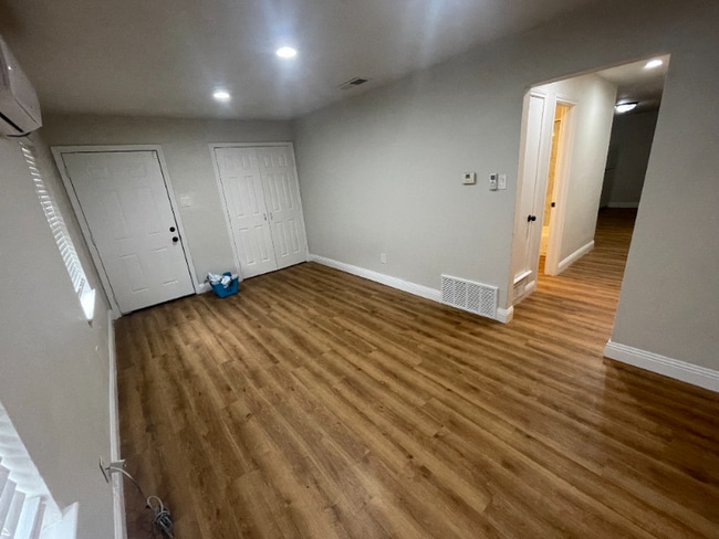 Building Photo - 207 W South St