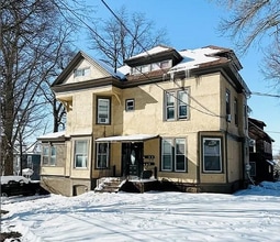Building Photo - 315 Oak St