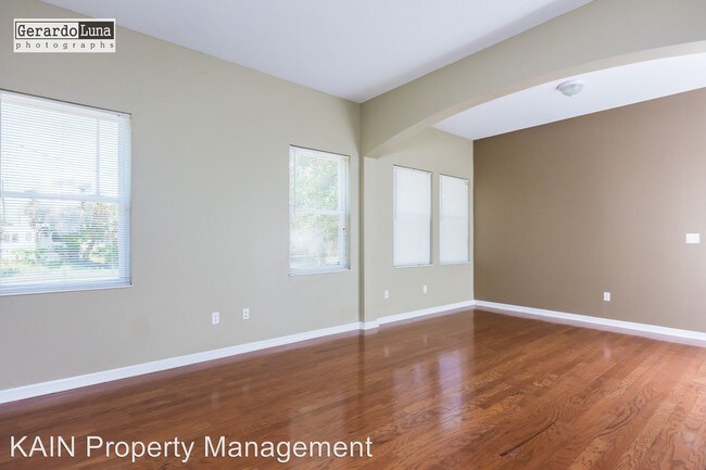 Building Photo - 1808 E Columbus Dr