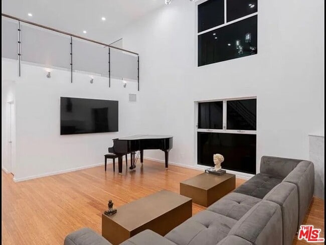 Building Photo - 7062 Hawthorn Ave