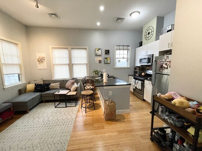 Building Photo - Beautiful Southie 2 Bed/ 2 Bath