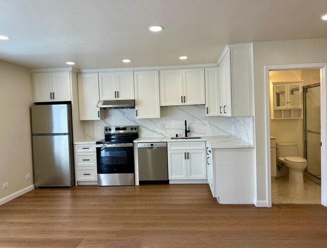 Building Photo - Light, bright & all NEW inside. Beautiful upgrades in this naturally bright 2 bd, 1 ba unit with ...