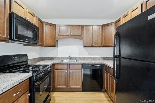 Foto del edificio - 37 Weatherby Ln