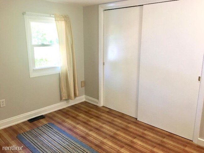 Building Photo - 3 br, 1 bath House - 33 Smith Beach Rd