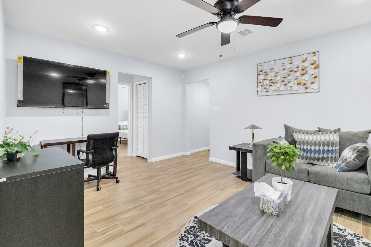 Foto principal - 5815 Schevers St