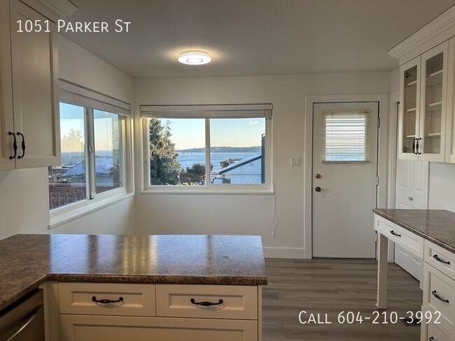 Building Photo - Water Views in White Rock