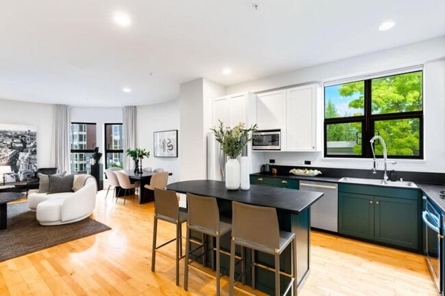 Building Photo - 2 bedroom in Seattle WA 98122