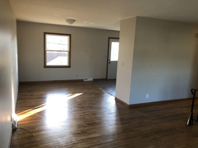 Building Photo - 401 Jacolyn Dr SW