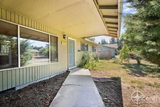 Building Photo - 805 NE 122nd Ave