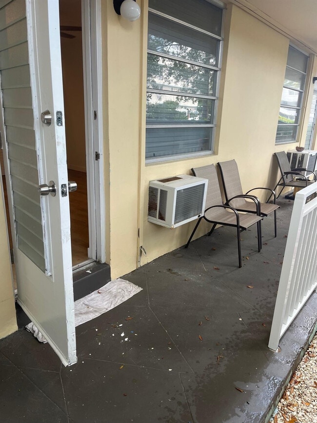 Building Photo - 441 Collins Ave