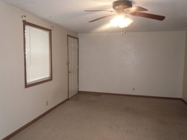 Building Photo - 105 Sandridge Dr