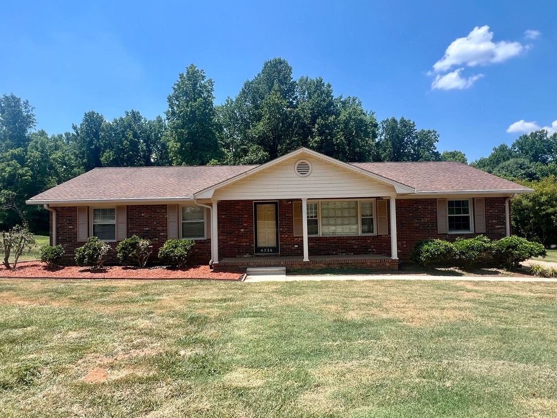 Primary Photo - Three bedroom, 1.5 bath house in Southern ...