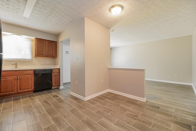 Building Photo - 6560 Benjamin Dr