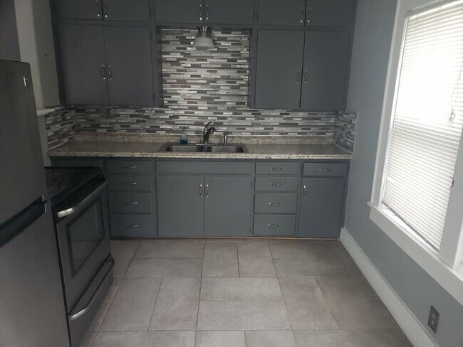 Cocina con electrodomésticos de acero inoxidable. - 506 W Vine Ave