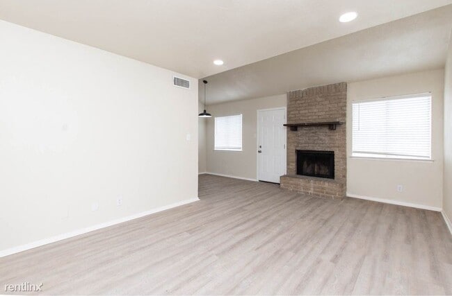 Building Photo - 2 br, 1.5 bath Duplex - 3212 Trenton Drive B