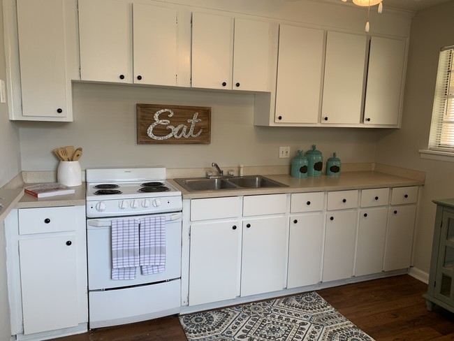 One Bedroom Cedar-Kitchen - Oakview Apartments