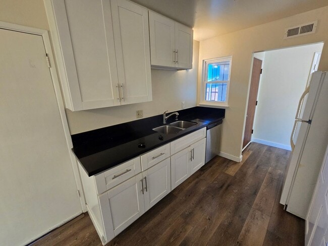 Foto del edificio - Charming 3-Bedroom, 2-Bath Home in Desirab...