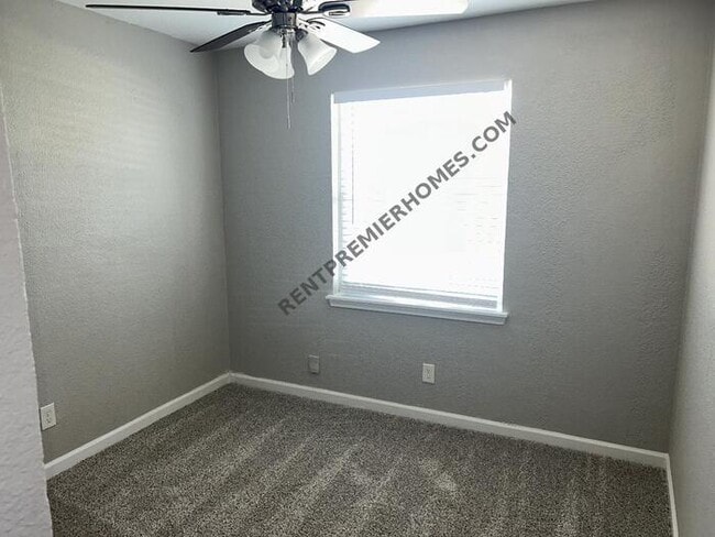 Building Photo - 1833 Grove Cir