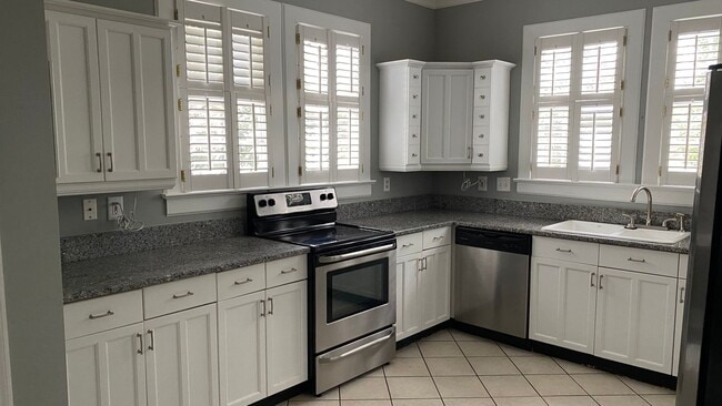 Building Photo - 3 Bedroom 2.5 Bath House in Radcliffeborough - Downtown Charleston