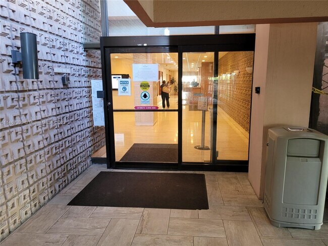 Foto del edificio - 2899 Collins Ave