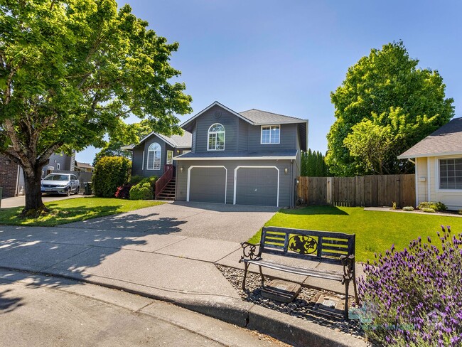 Building Photo - Stunning 3 bedroom 3 bathroom Home