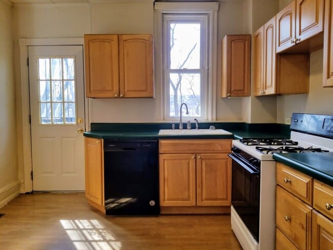 Building Photo - Spacious Three Bedroom in Oakland! Decorat...