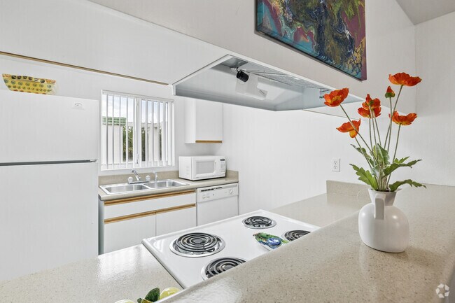 2 habitaciones, 2 baños - 1100 pies cuadrados - Cocina - Revere Landings Apartment Homes