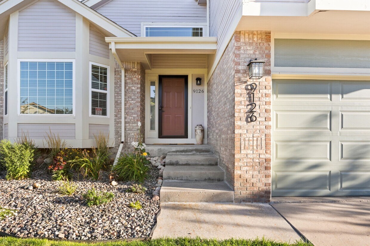 Foto principal - Beautiful 3-Bedroom Home with 2.5 Baths in Picturesque Highlands Ranch – Spacious 2005 Sq. Ft. Gem!