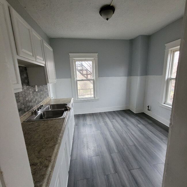 Building Photo - 9620 Elwell Ave