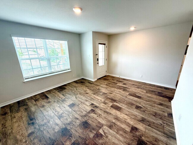 Foto del edificio - **APPLICATION RECEIVED** **MOVE-IN SPECIAL...