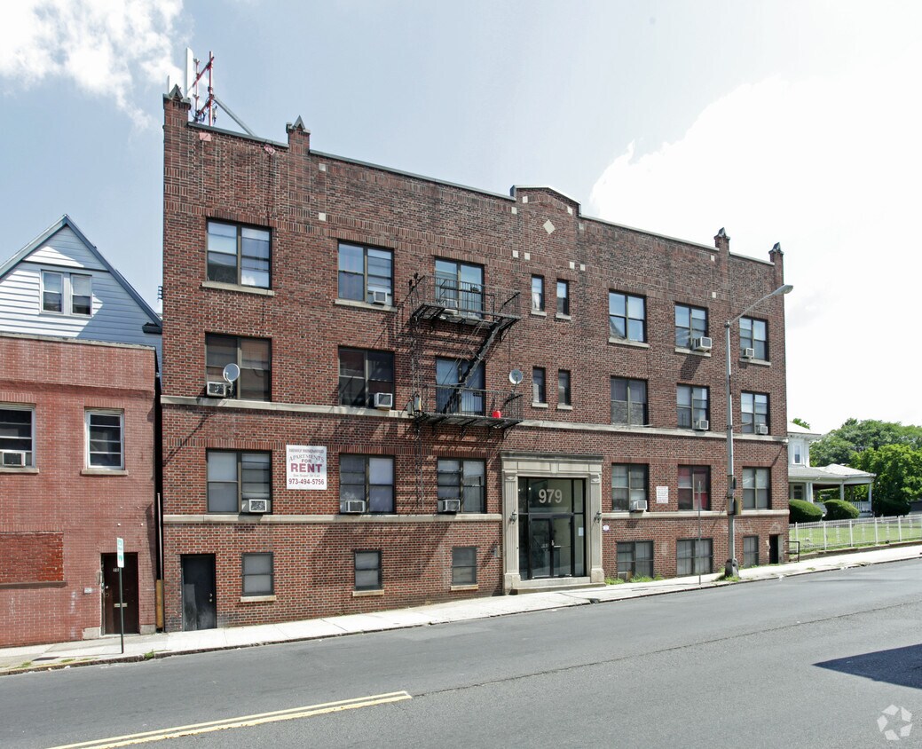 Primary Photo - 979 Clinton Ave