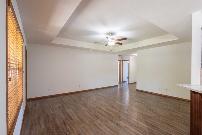 Foto del edificio - 3 BED, 2 BATH, 2 CAR GARAGE DUPLEX - Avail...