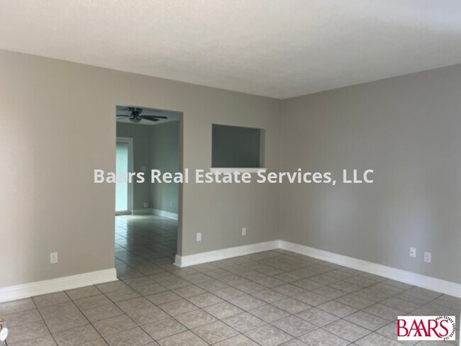 Building Photo - Remodeled Townhouse