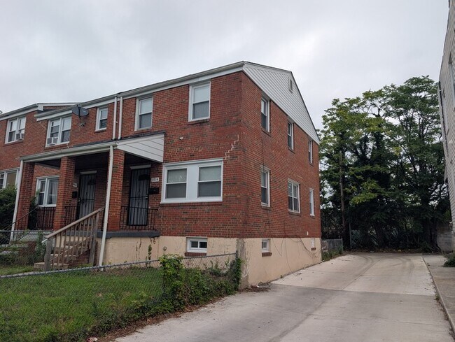 Foto del edificio - 3 Bedrooms 2 Bathrooms 21206